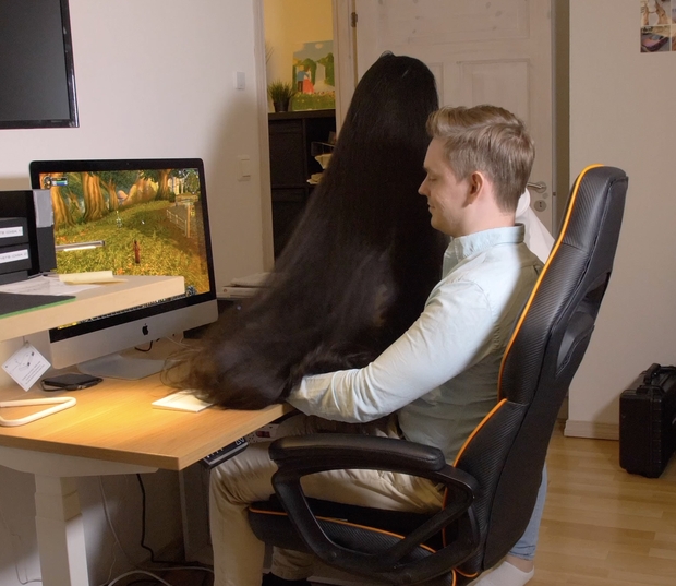 VIDEO - Super long haired gamer