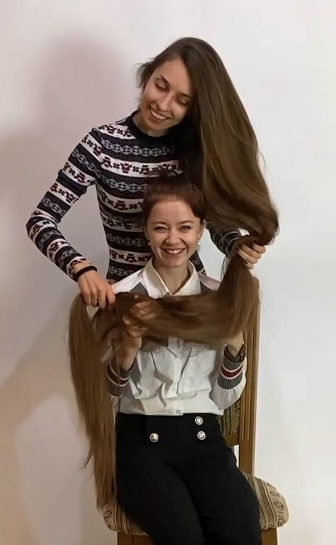 VIDEO - Extreme floor length hair play with friend