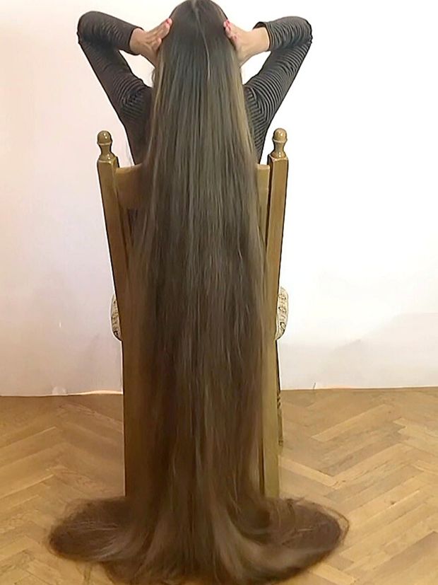 VIDEO - Floor length hair display