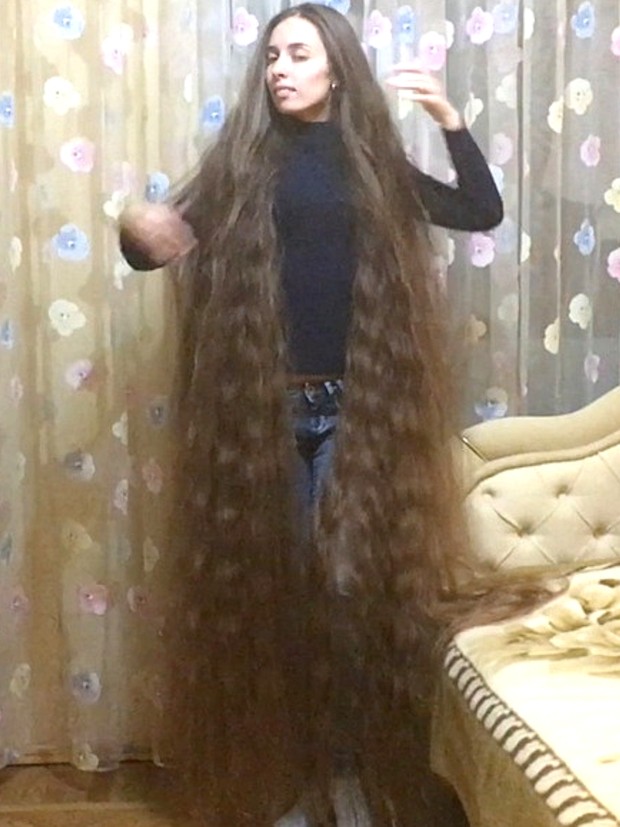 VIDEO - Extreme hair and a giant bun