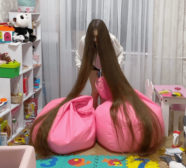 VIDEO - Endless fun with endless hair