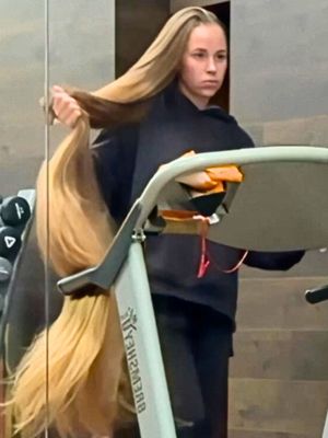VIDEO - Insane hair at the gym