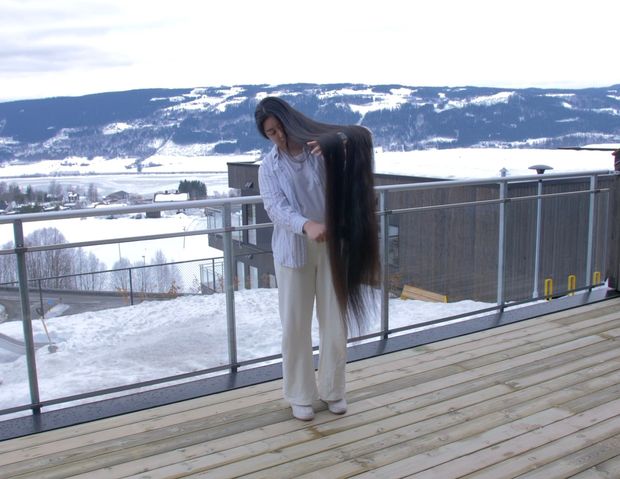 VIDEO - Hair display with a beautiful view