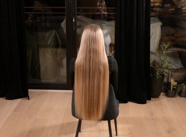 VIDEO - Super silky light blonde hair in chair