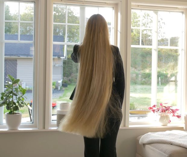 VIDEO - Extremely perfect thigh length hair