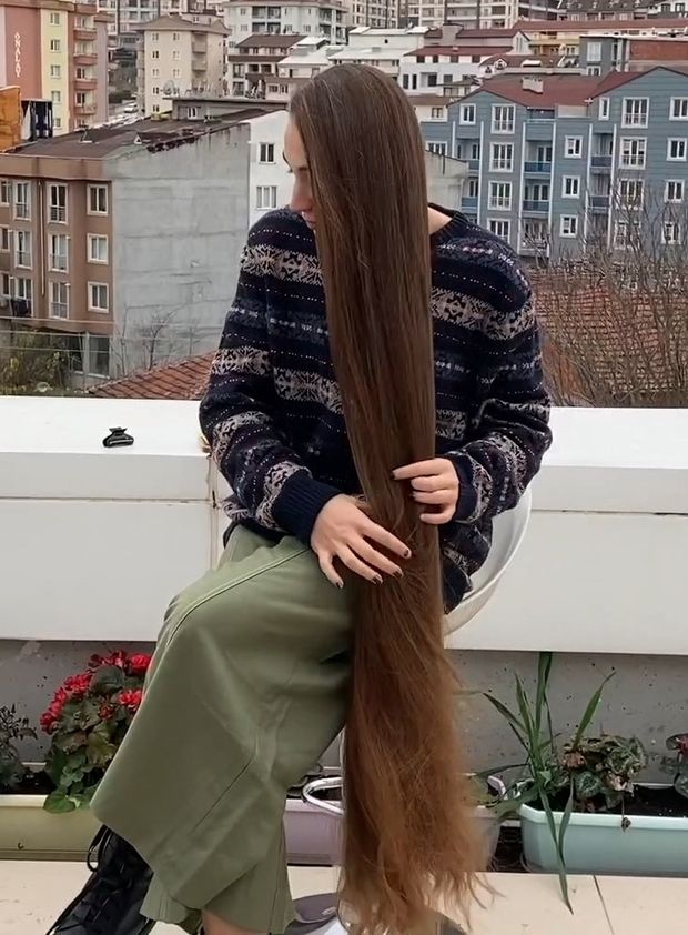 VIDEO - The girl with the huge buns