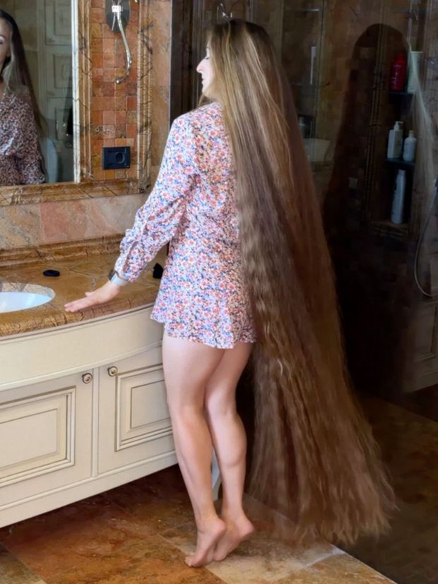VIDEO - Extreme super thick and long hair
