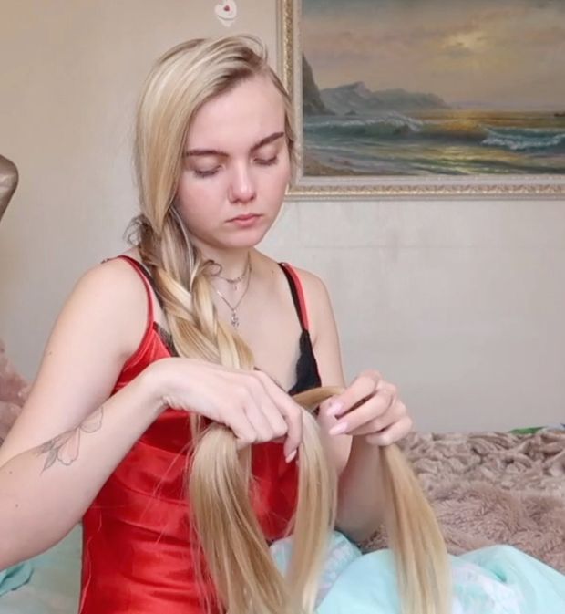 VIDEO - Mariia in red