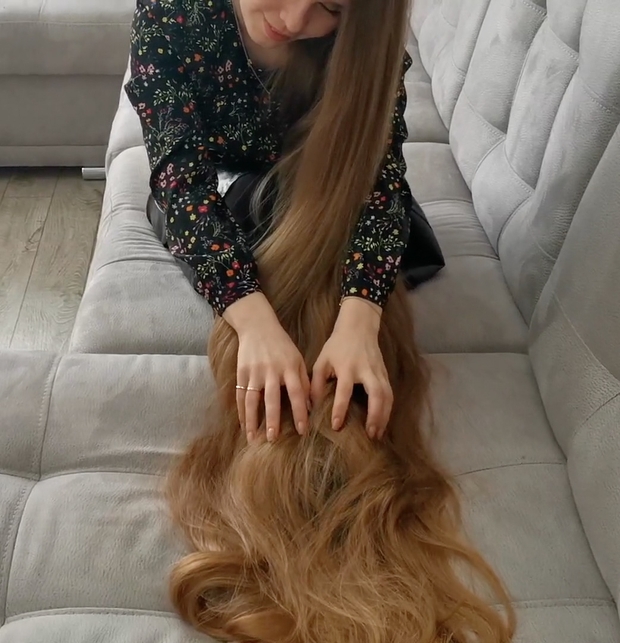 VIDEO - Using floor length hair as a blanket