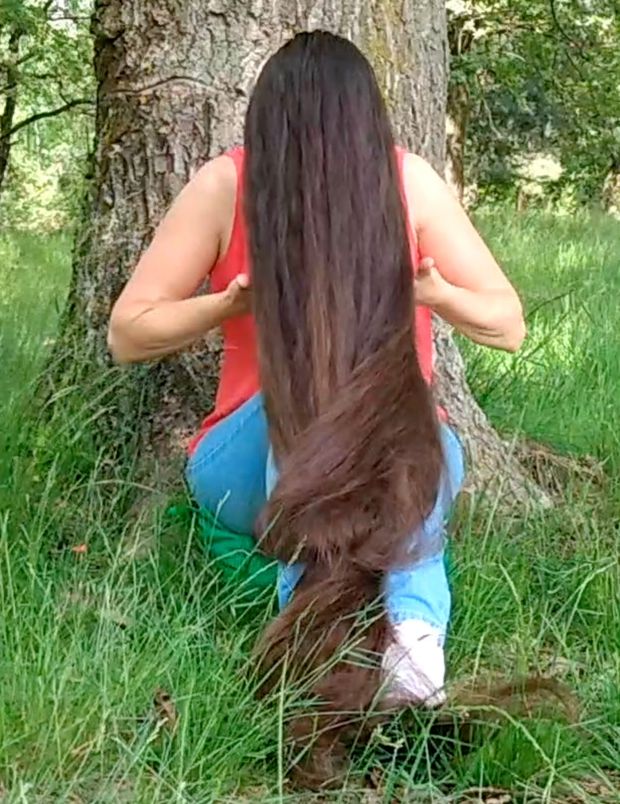 VIDEO - Super long hair by the tree