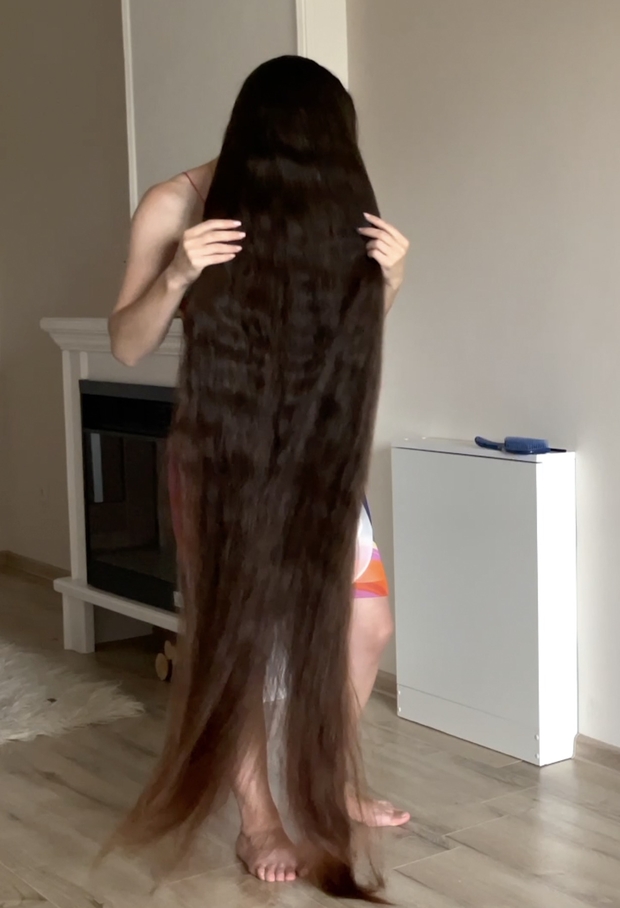 VIDEO - Ivanna loves her hair length