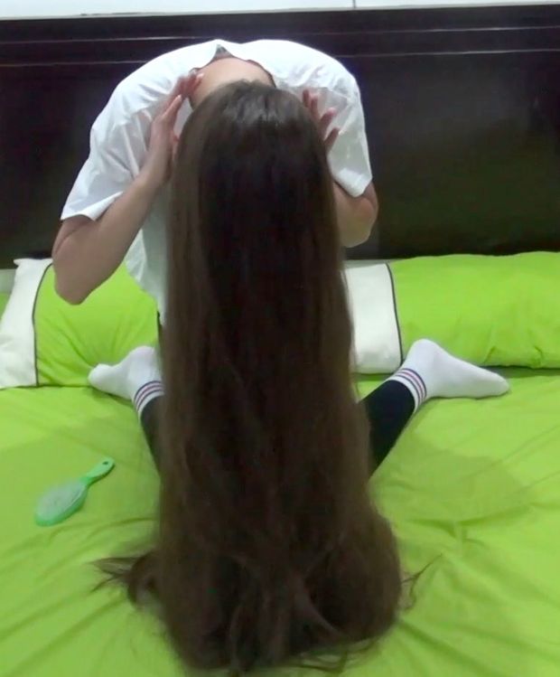 VIDEO - A young woman with a passion for extreme hair lengths