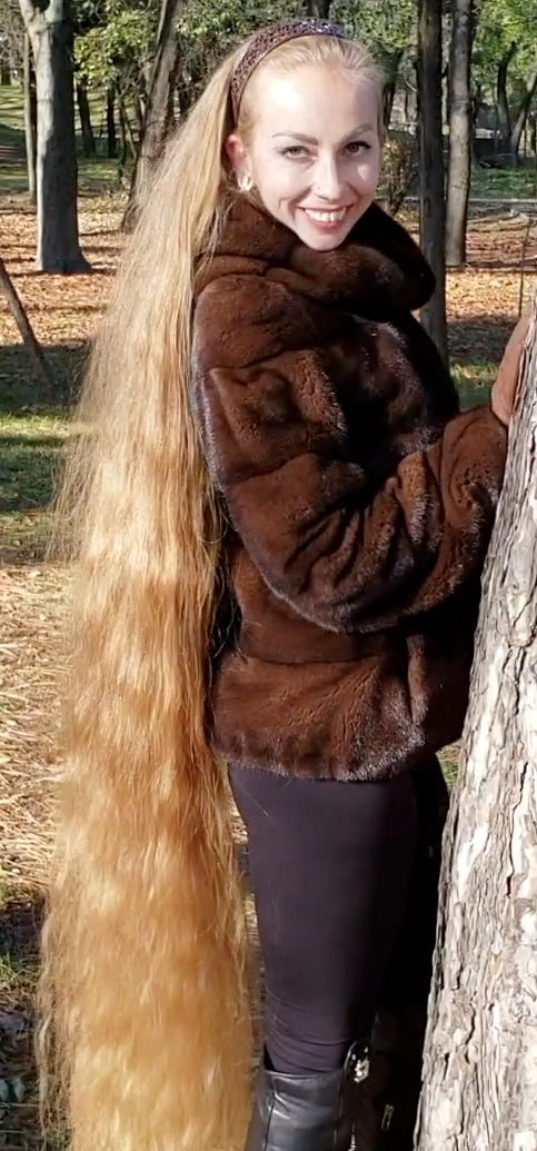 VIDEO - Blonde Rapunzel in the park