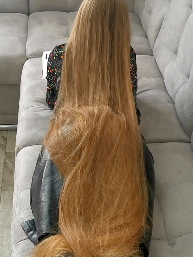 VIDEO - Using floor length hair as a blanket