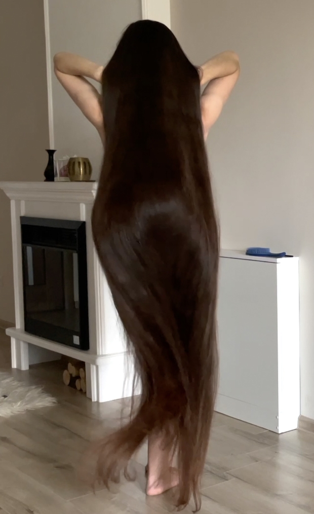 VIDEO - Ivanna loves her hair length