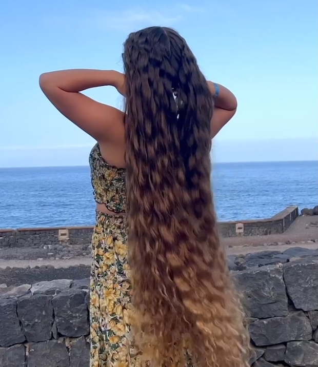 VIDEO - Natalia&#x27;s beautiful hair show by the sea