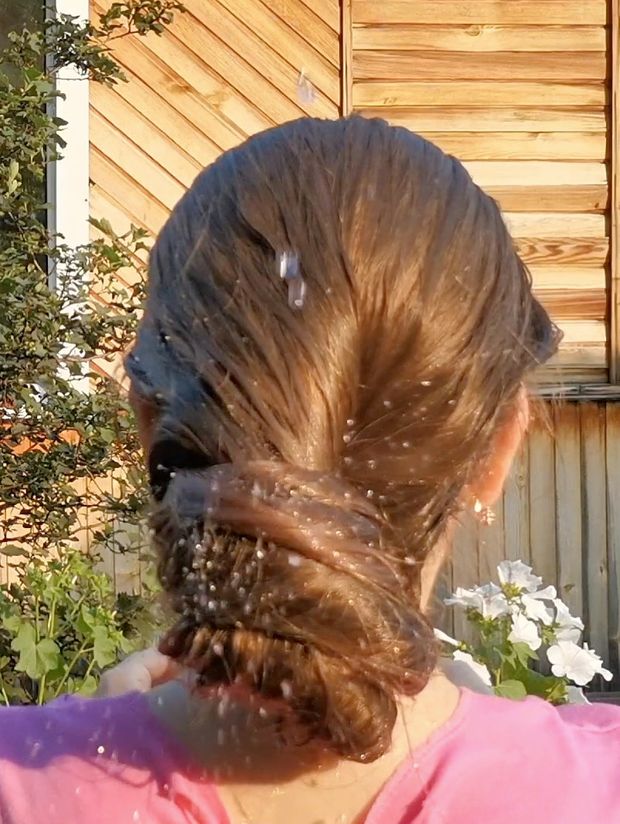 VIDEO - Tons of shampoo for very long blonde hair