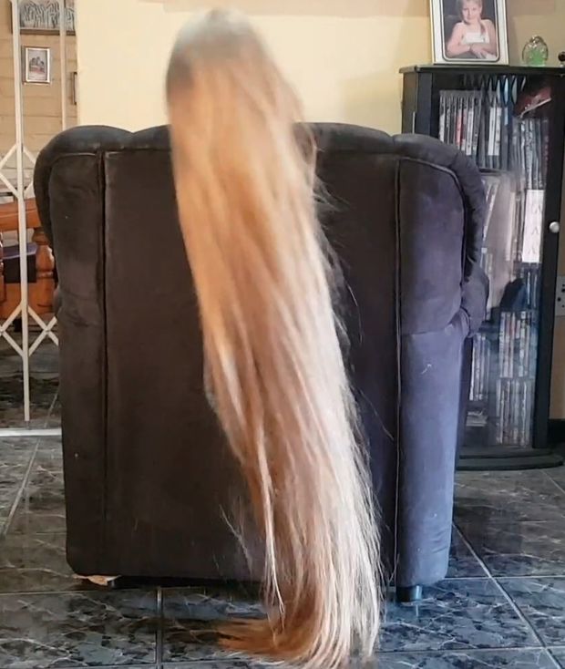 VIDEO - Heavy blonde hair behind the chair