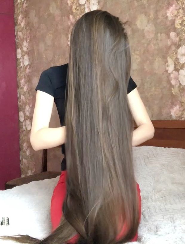 VIDEO - Super soft bundrops in front of her face