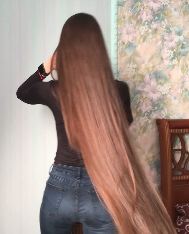 VIDEO - Alina&#x27;s long hair covering and smelling