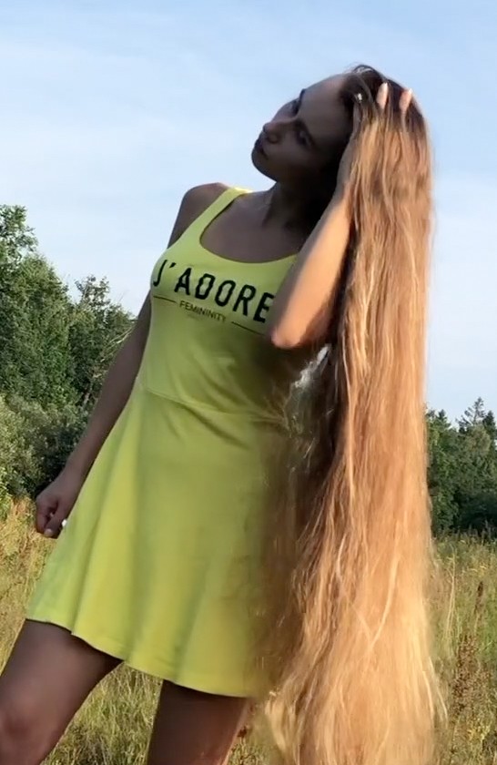 VIDEO - Blonde hair, pink comb
