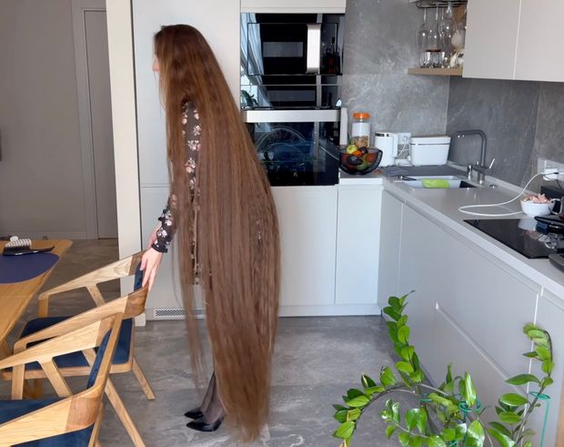 VIDEO - Lady with two meter long hair