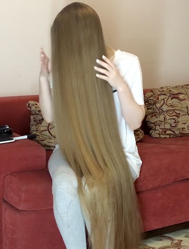 VIDEO - Red sofa, blonde hair