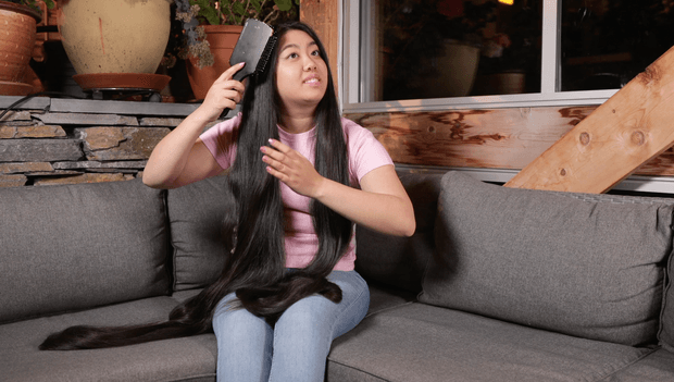 VIDEO - Rapunzel brushing in the sofa