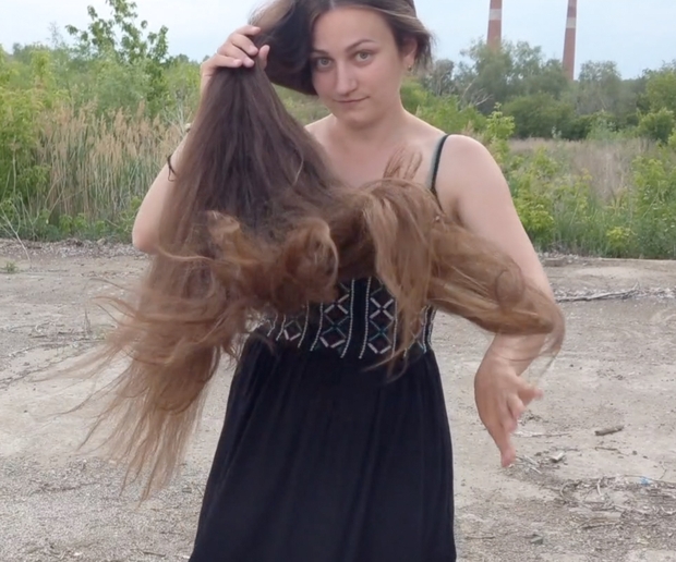 VIDEO - Displaying her massive mane in the wind