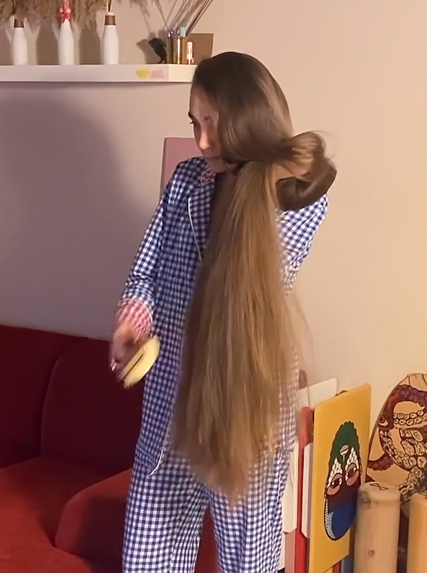 VIDEO - Extreme calf length hair in front of her face (part 1)