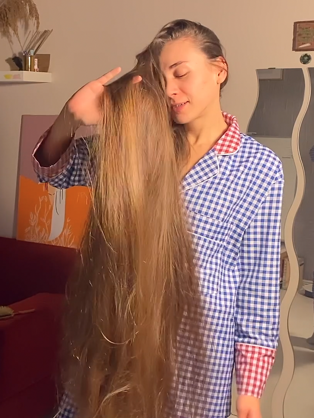 VIDEO - Extreme calf length hair in front of her face (part 1)
