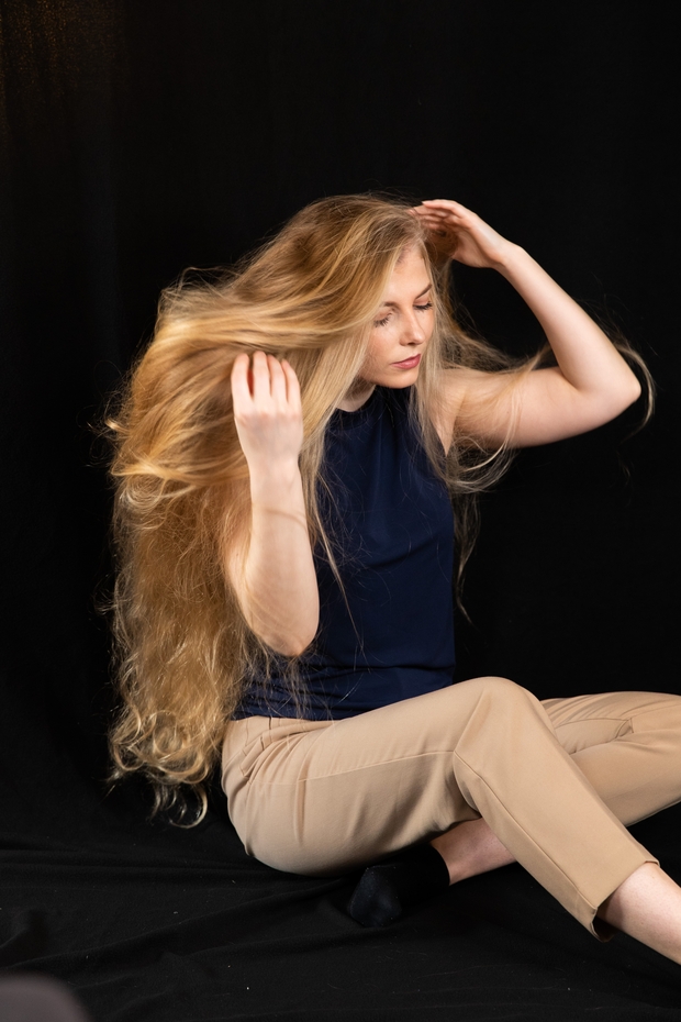 PHOTO SET - Helene&#x27;s blonde hair covering photoshoot