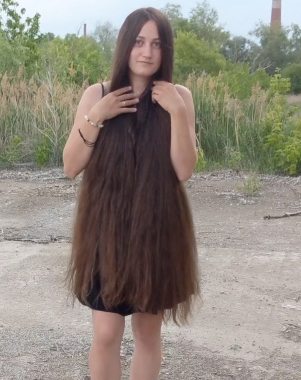 VIDEO - Displaying her massive mane in the wind