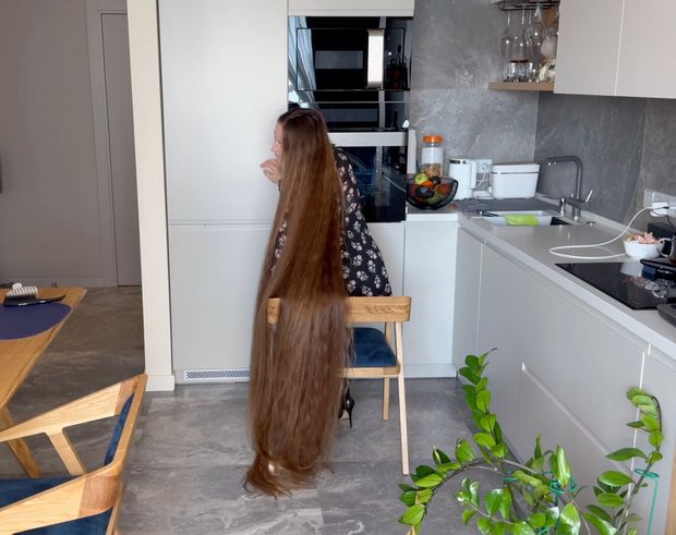 VIDEO - Lady with two meter long hair