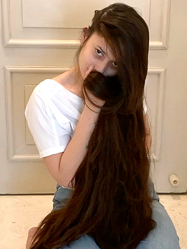 VIDEO - Neha&#x27;s long hair smelling and covering