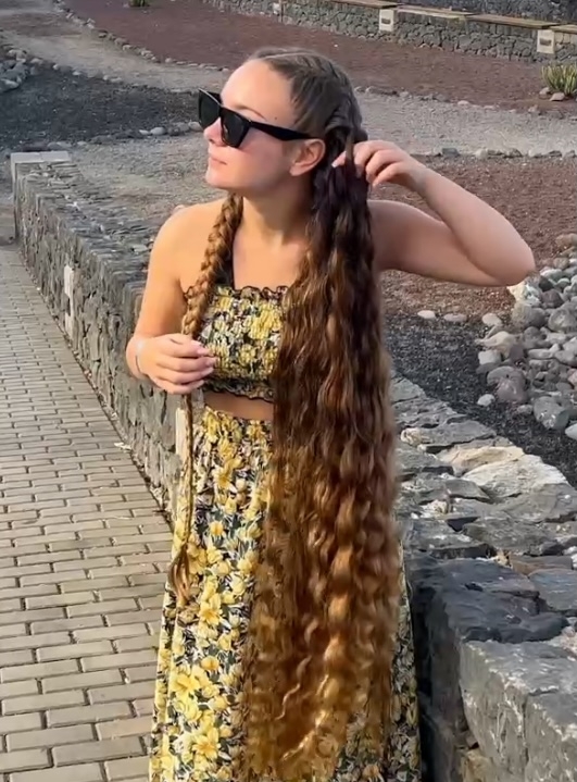 VIDEO - Natalia&#x27;s beautiful hair show by the sea