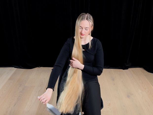VIDEO - Perfect blonde hair length display and brushing in lap (part 1)