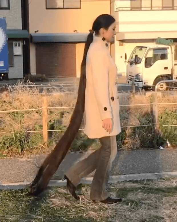 VIDEO - Floor length hair in public 2