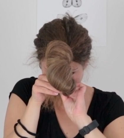 VIDEO - Siri&#x27;s buns on top of her head and in front of her face