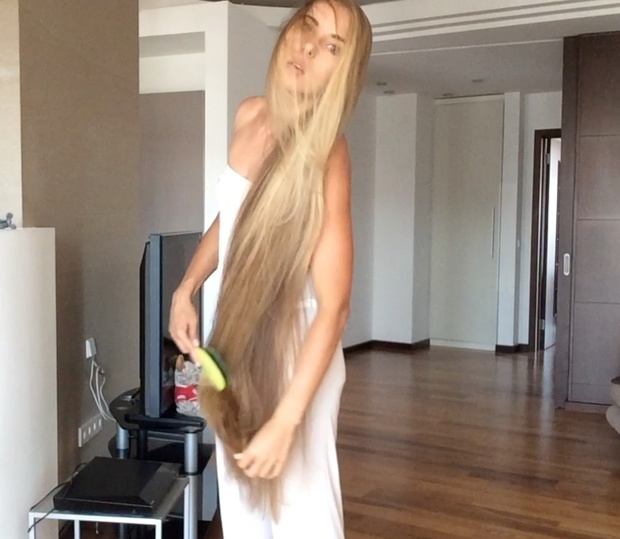 VIDEO - Beauty in a white dress