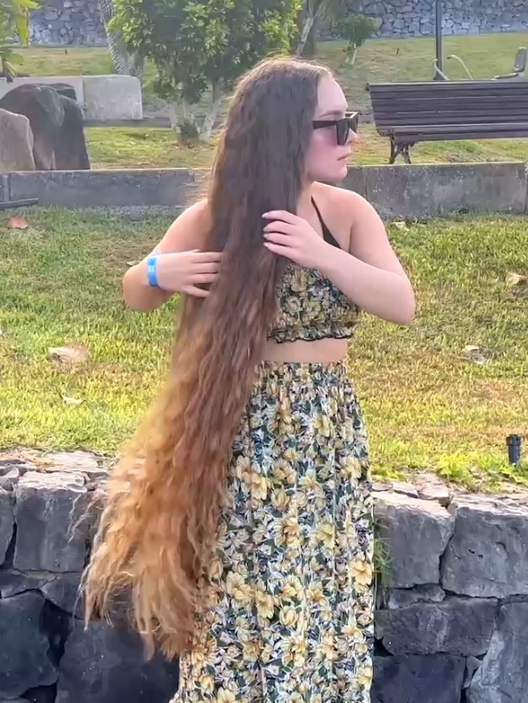 VIDEO - Natalia&#x27;s beautiful hair show by the sea