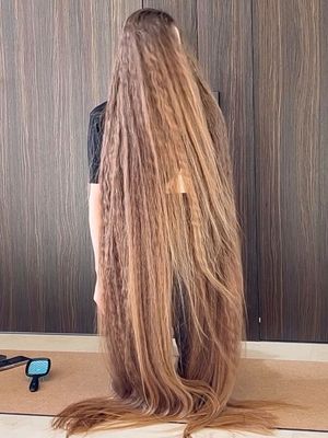VIDEO - A pool of ultra long blonde hair (part 1)