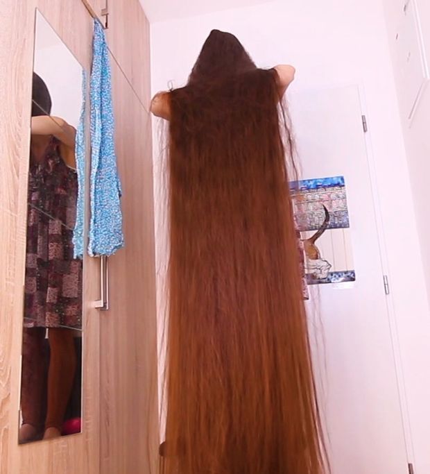 VIDEO - Extreme hair in front of her face