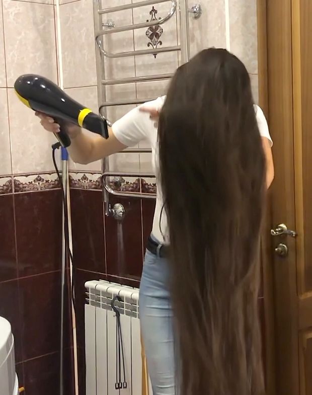 VIDEO - Long hair shampoo in the tub