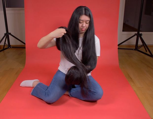 VIDEO - Really long black hair on red