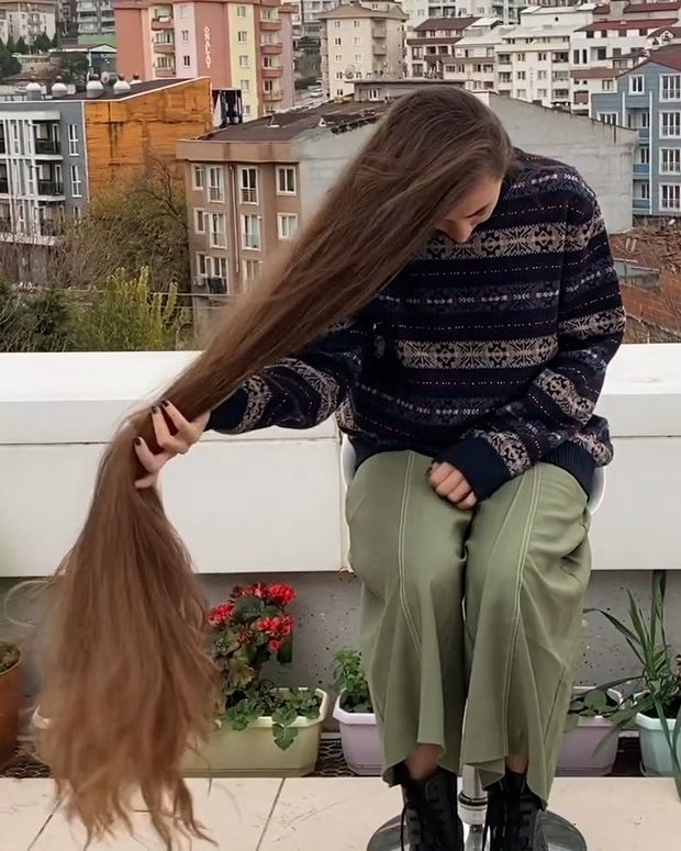 VIDEO - The girl with the huge buns