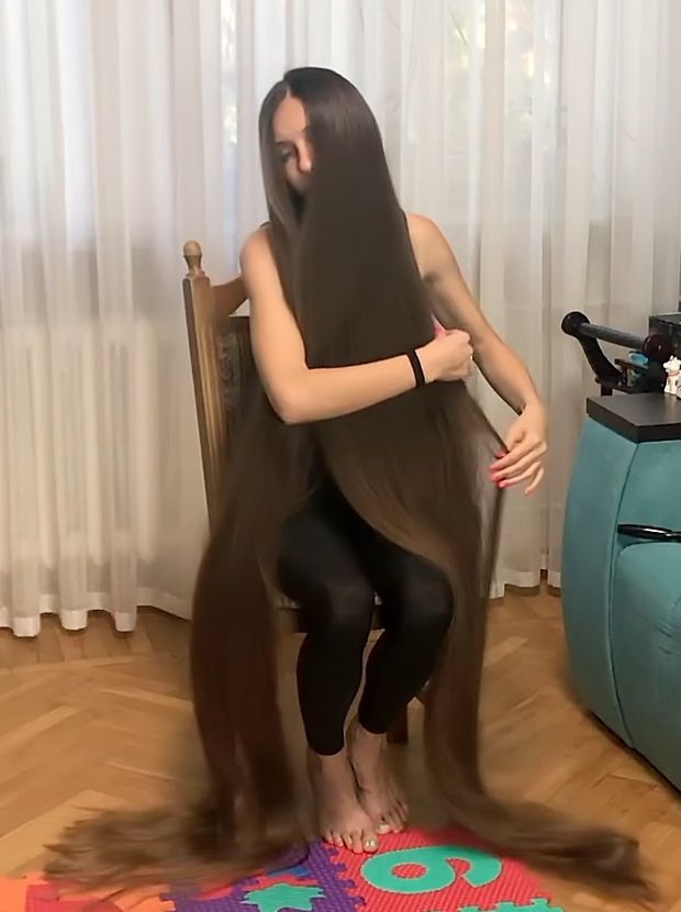 VIDEO - Extreme floor length hair brushing