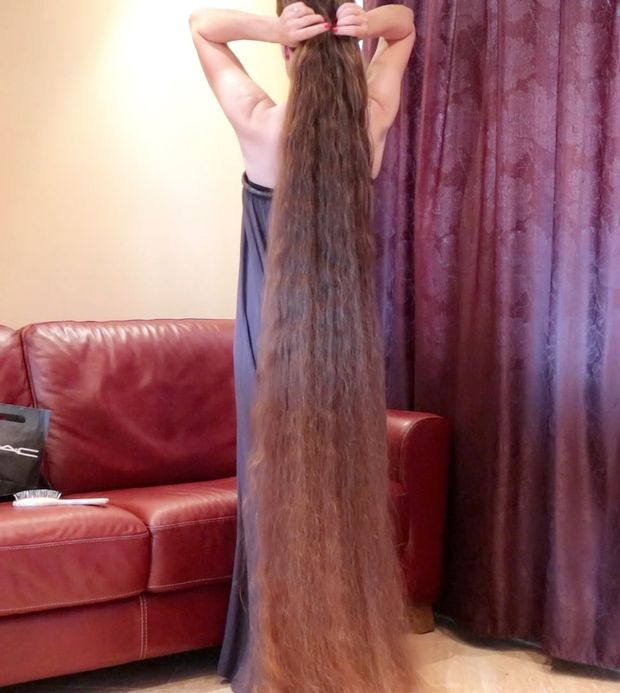 VIDEO - Rapunzel getting ready for the evening