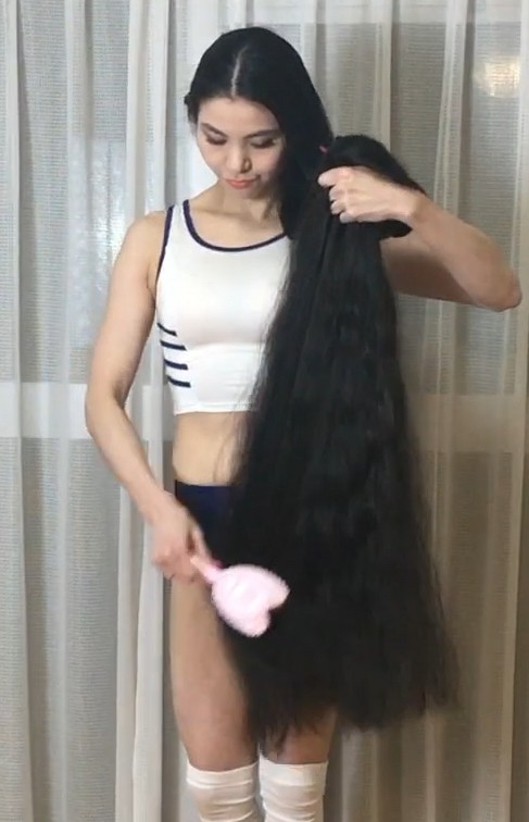 VIDEO - Rin&#x27;s workout and hair display