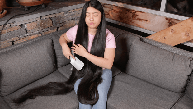VIDEO - Rapunzel brushing in the sofa